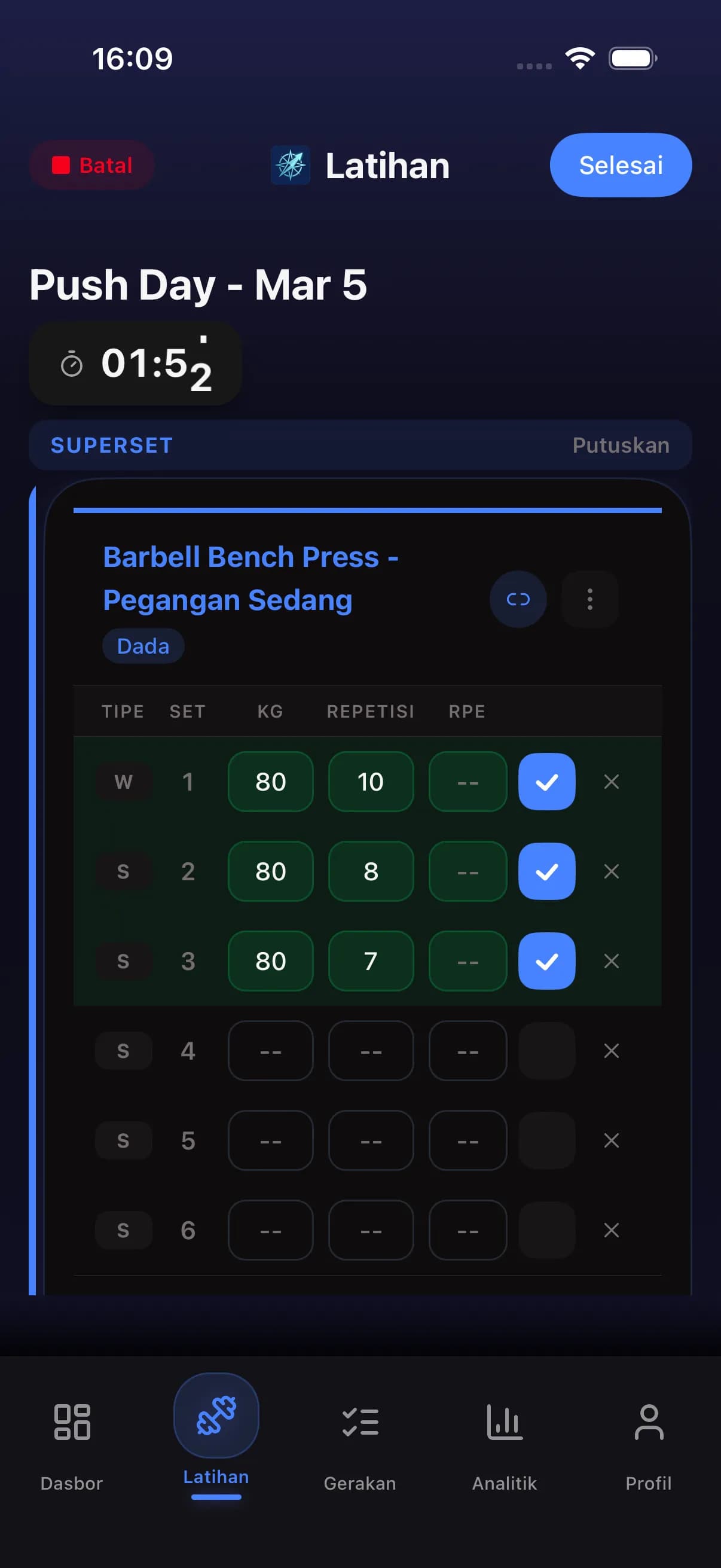 Active workout screen with set logging